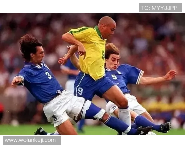 全球顶级足球明星后卫队阵容及其传奇表现分析